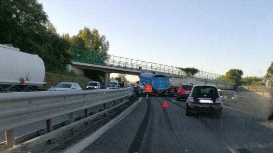 Udine, incidente sulla tangenziale, auto schiacciata da un tir