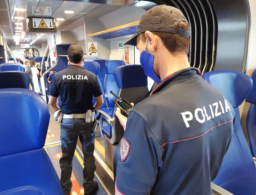 Udine, si siede accanto a 2 ragazze e inizia a masturbarsi sul treno