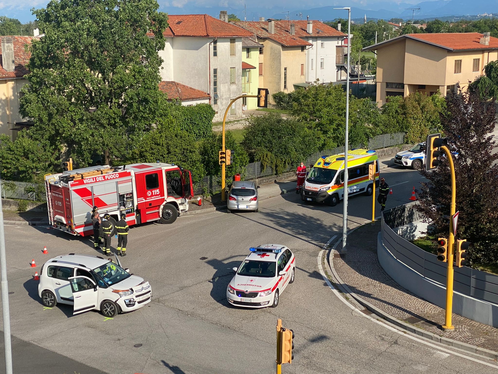 Incidente A Udine, Scontro Tra Tre Auto All'incrocio: Due Donne Ferite