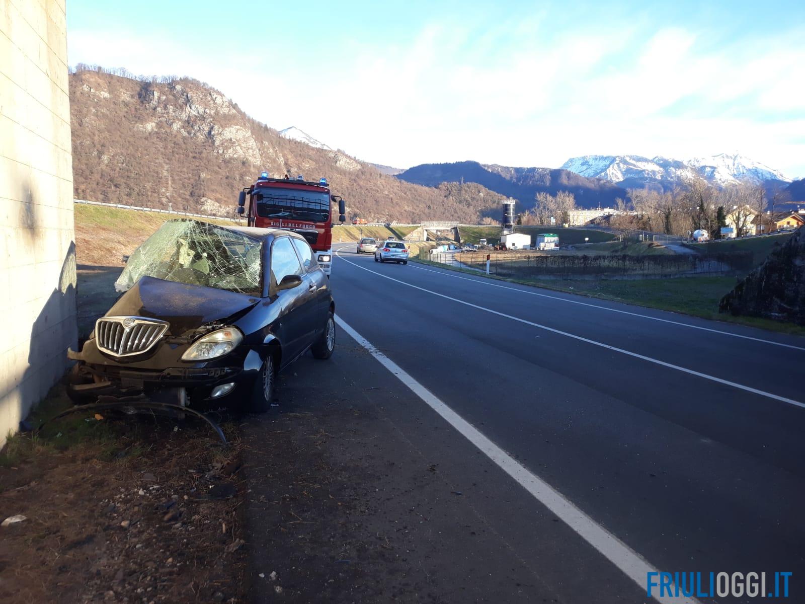 Perde Il Controllo Dell'auto E Sbatte Contro Il Muro Del Sottopasso