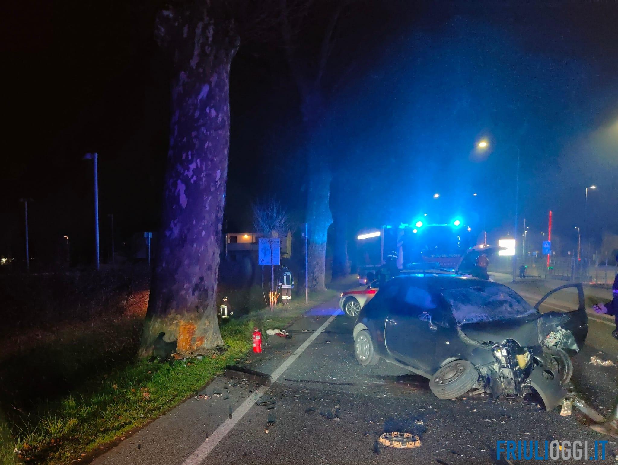 Incidente A Udine, Finisce Con L'auto Contro Un Albero: è Grave