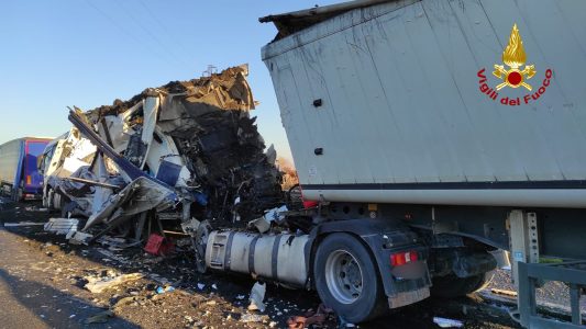 Ammasso di lamiere sull'A4, 5 incidenti tra camion: le immagini