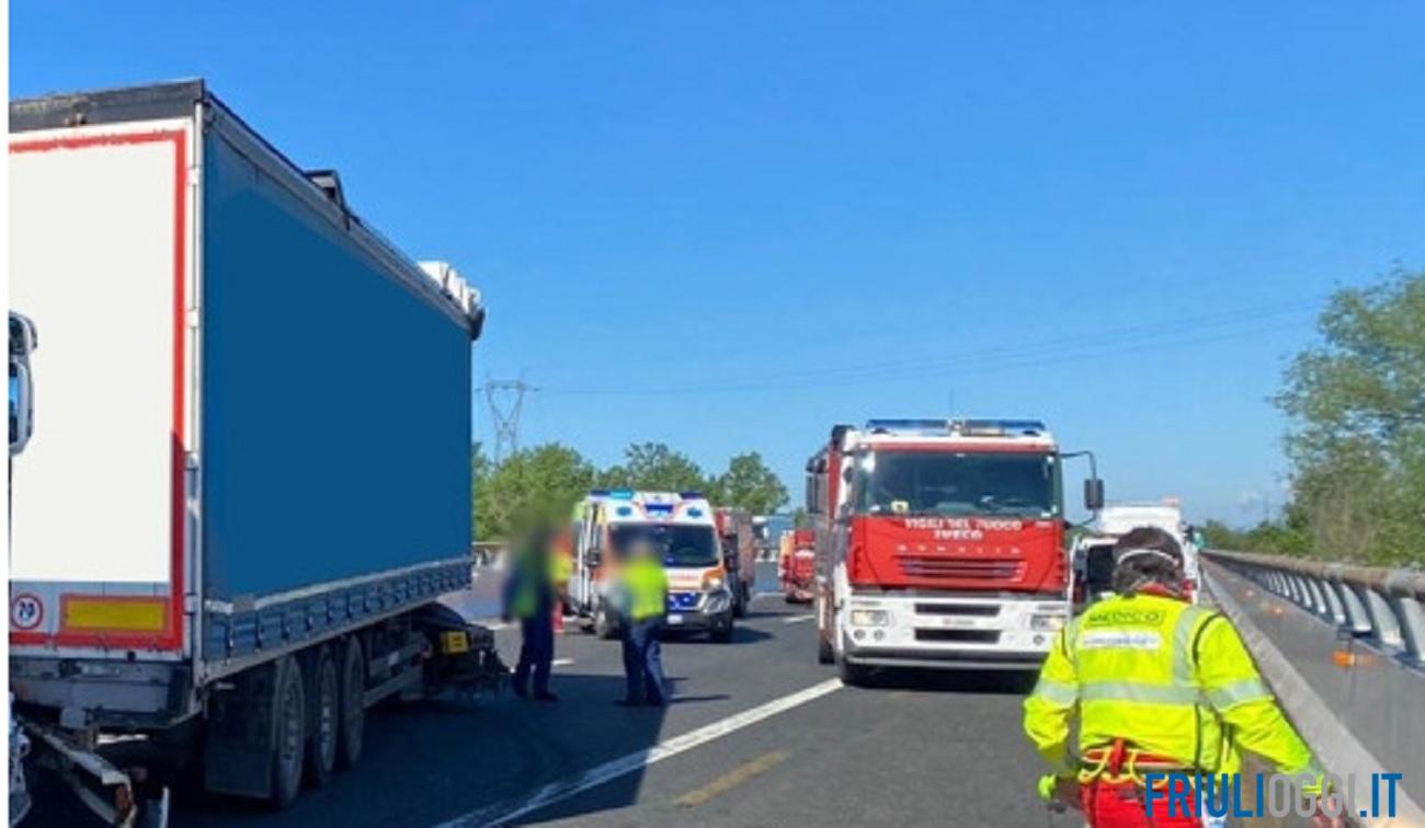 Incidente In A4, Scontro Tra 2 Camion E Un Furgoncino