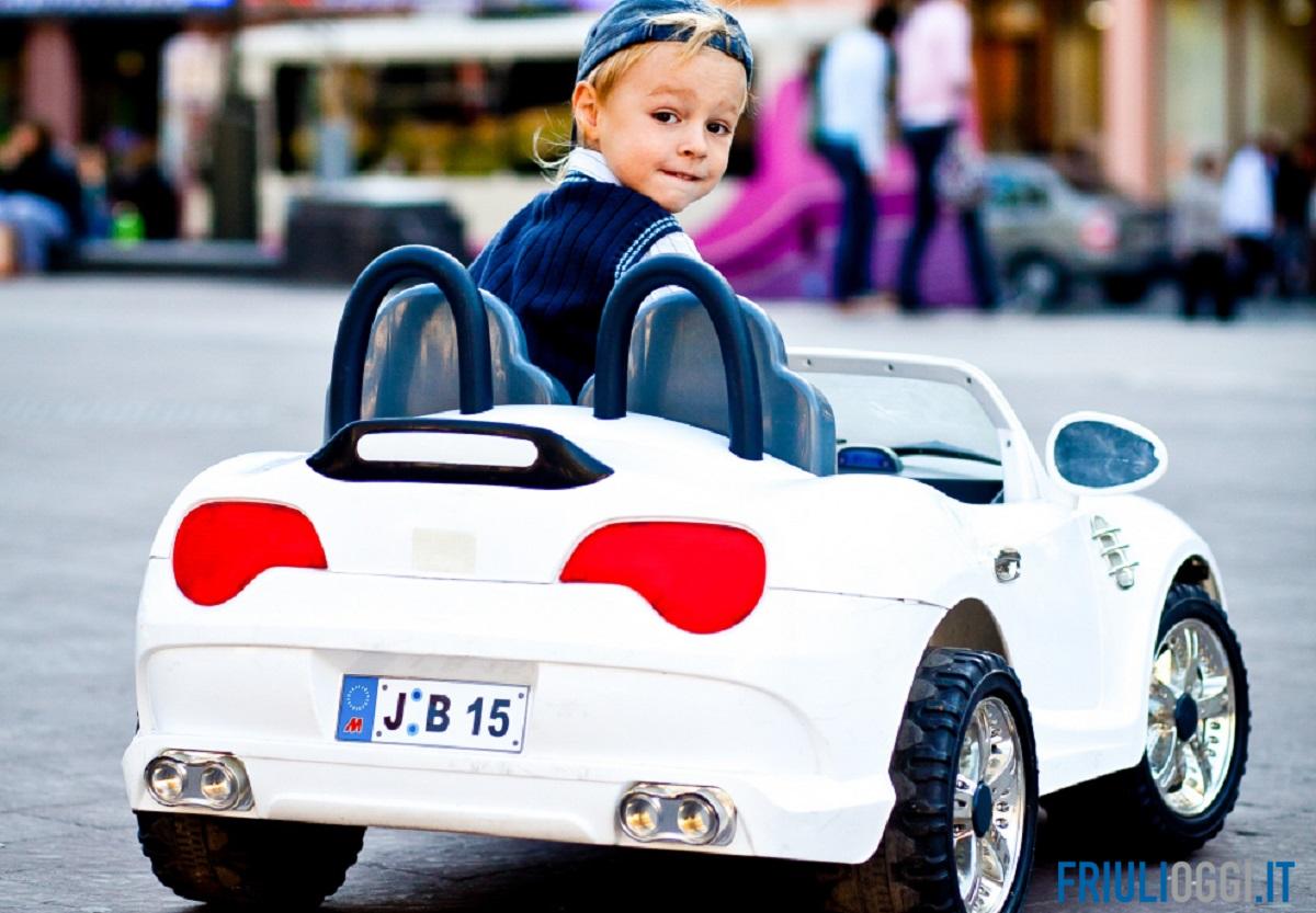 Auto elettriche per bambini: guida alla scelta