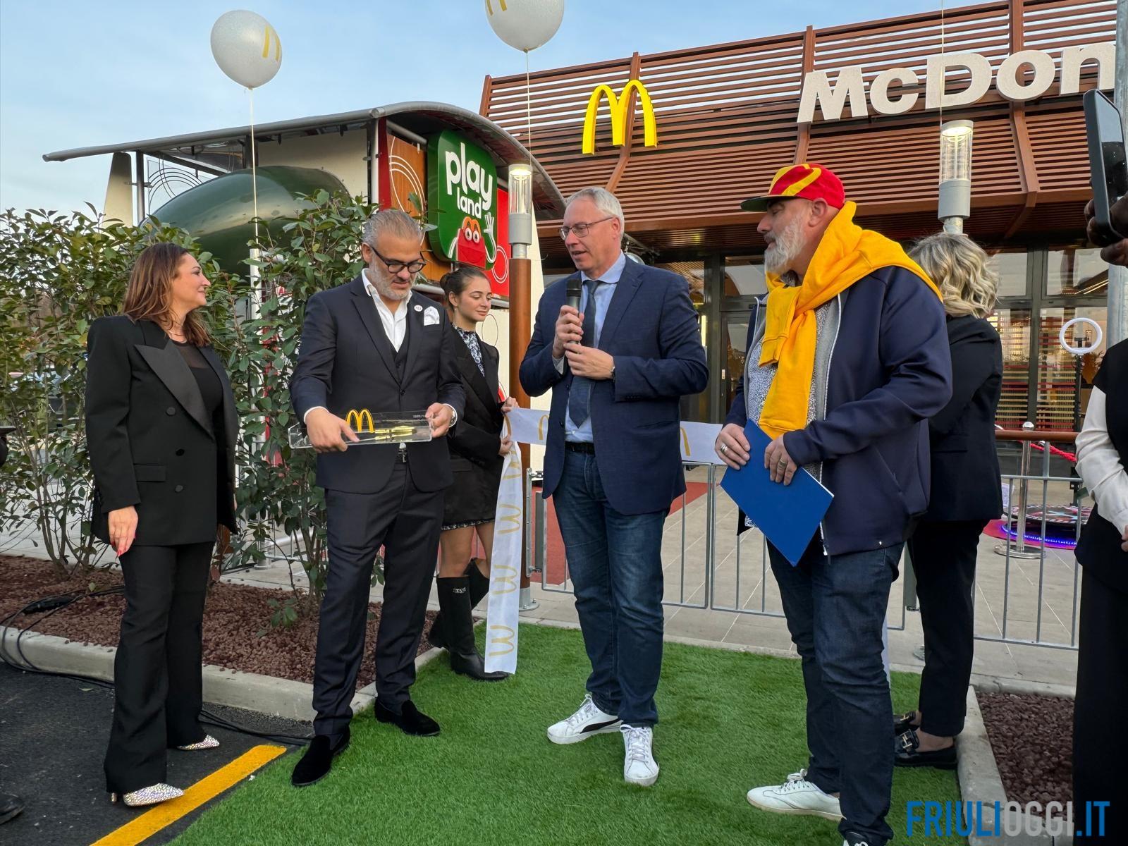 Un momento dell'inaugurazione del McDonald's di Bagnaria Arsa.