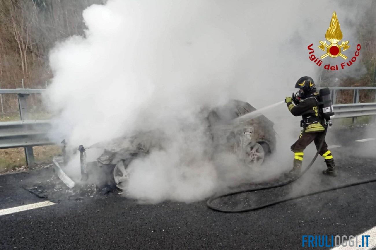 incendio auto fiamme a23